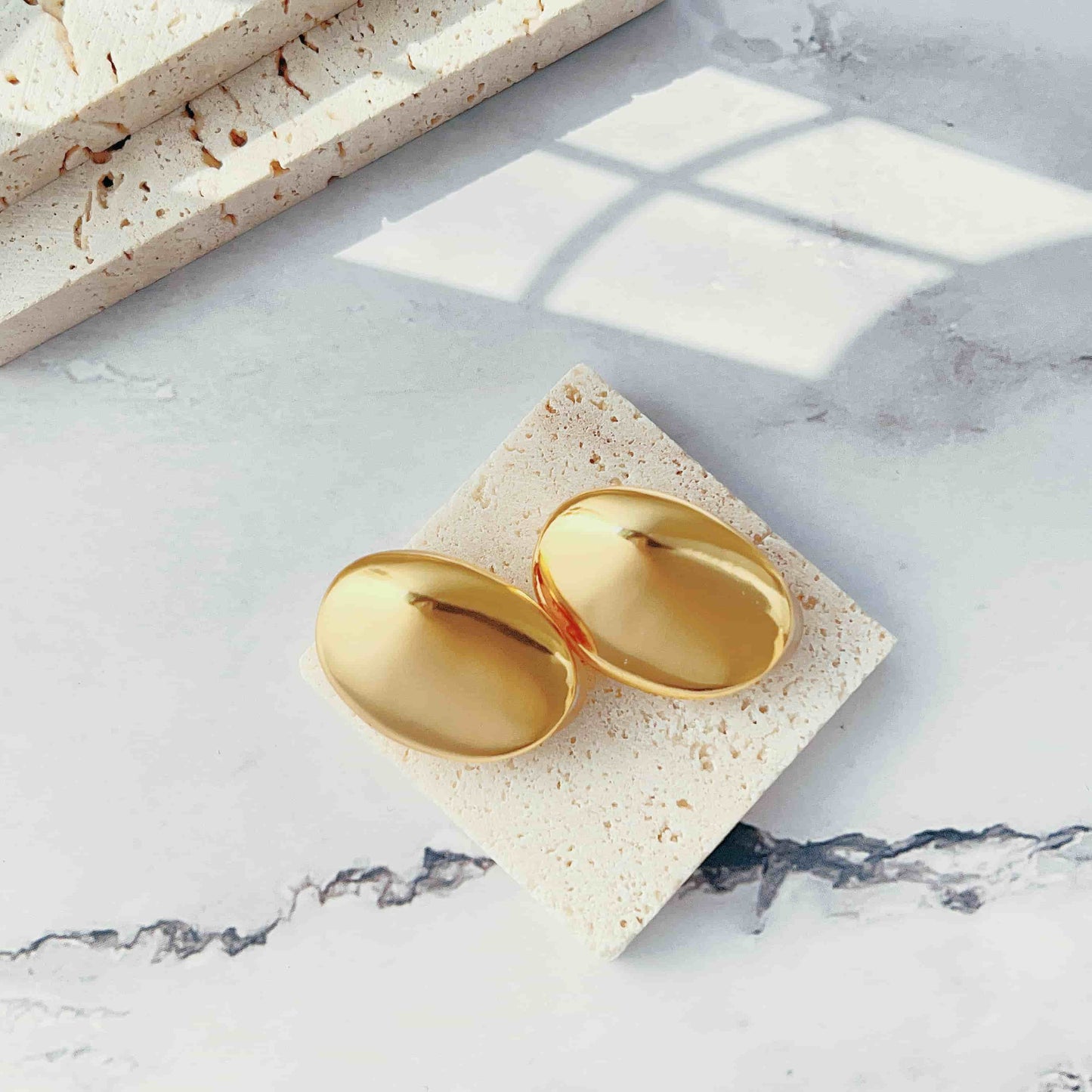 Simple geometric oval metal clip-on earrings. Material:Copper plated with 18K gold Weight:15.7g / pair Dimensions:3cm*2.2cm
