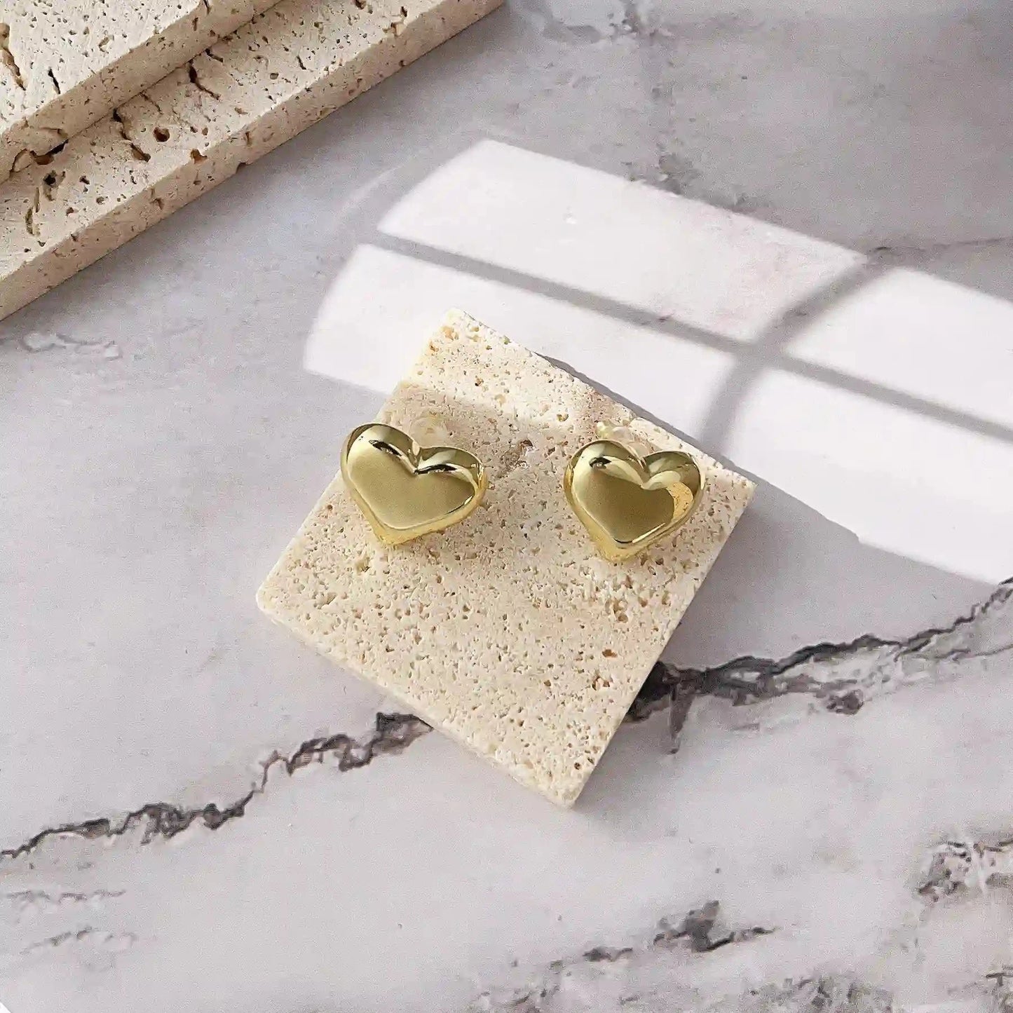 Versatile gold heart shaped earrings. Material:S925 silver pins, copper plated with 14K gold. Weight:7.1g / pair Dimensions:2cm*1.7cm