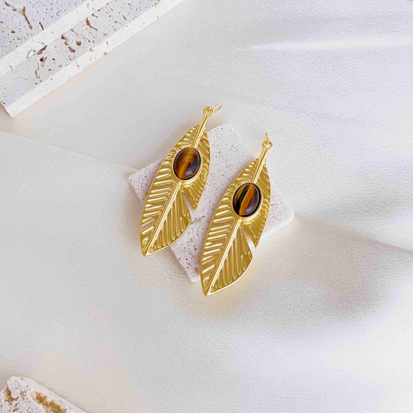 A Feng Shui Tiger-eye stone jewelry for you. The tiger-eye is known as the stone of self-confidence! Material: S925 silver pins, tigerite and copper plated with 18K gold. Weight: 20.2g/pair Dimensions:7cm*2.1cm