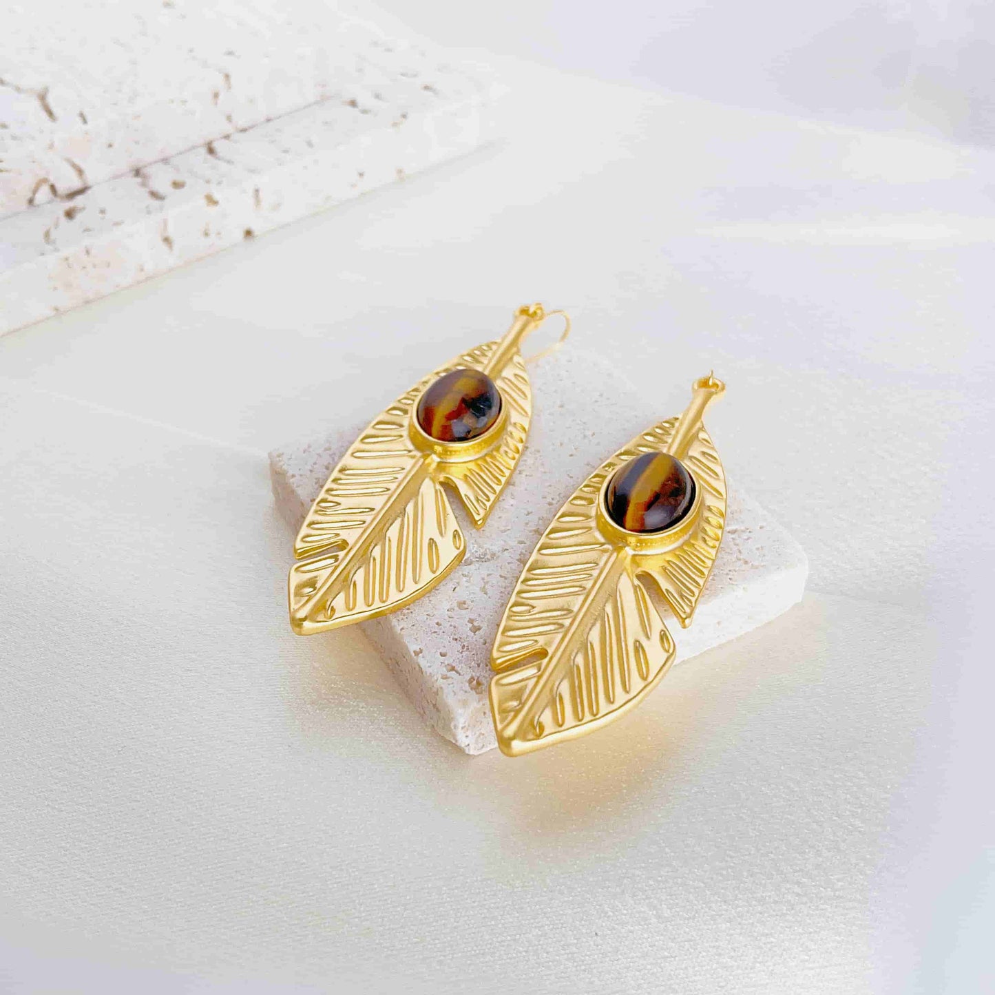 A Feng Shui Tiger-eye stone jewelry for you. The tiger-eye is known as the stone of self-confidence! Material: S925 silver pins, tigerite and copper plated with 18K gold. Weight: 20.2g/pair Dimensions:7cm*2.1cm