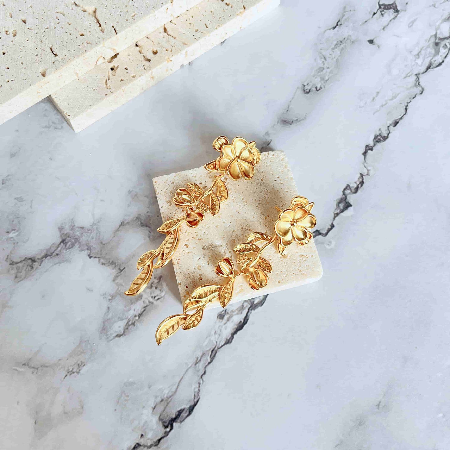 Spring elegant flower drop earrings. Material: S925 silver pins and copper plated with 18K gold. Weight: 16.2g/pair Dimensions:7cm*2