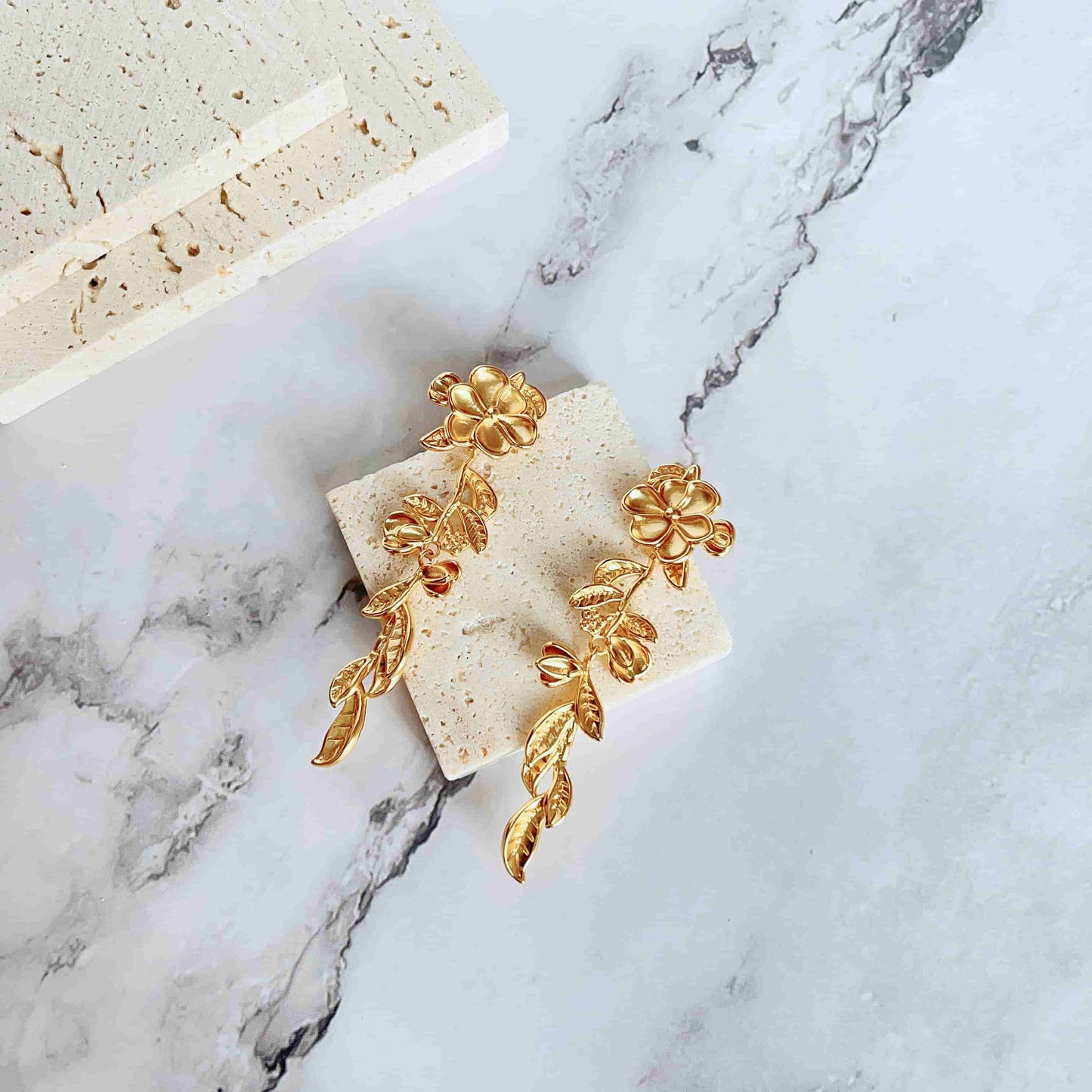 Spring elegant flower drop earrings. Material: S925 silver pins and copper plated with 18K gold. Weight: 16.2g/pair Dimensions:7cm*2
