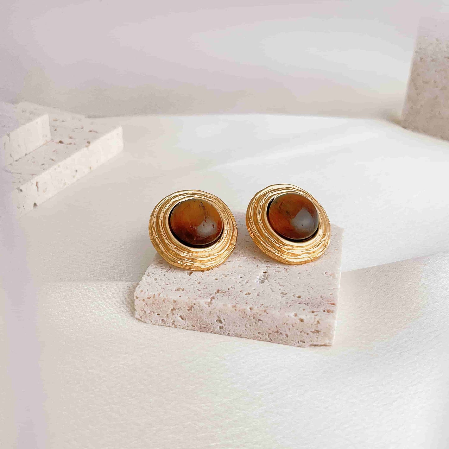A Feng Shui Tiger-eye stone jewelry for you. The tiger-eye is known as the stone of self-confidence! Material: S925 silver pins, tigerite and copper plated with 18K gold. Weight: 15g/pair Dimensions:2.5cm*2.5cm