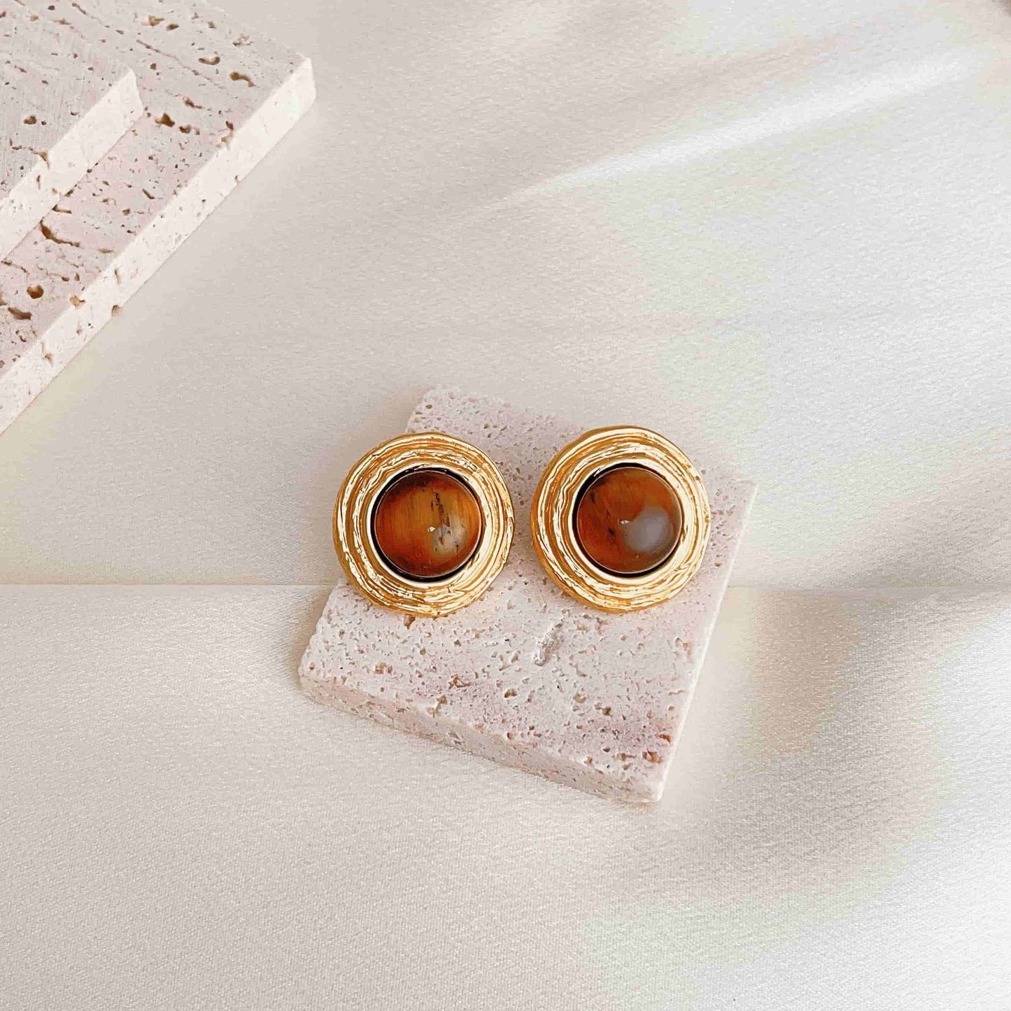 A Feng Shui Tiger-eye stone jewelry for you. The tiger-eye is known as the stone of self-confidence! Material: S925 silver pins, tigerite and copper plated with 18K gold. Weight: 15g/pair Dimensions:2.5cm*2.5cm