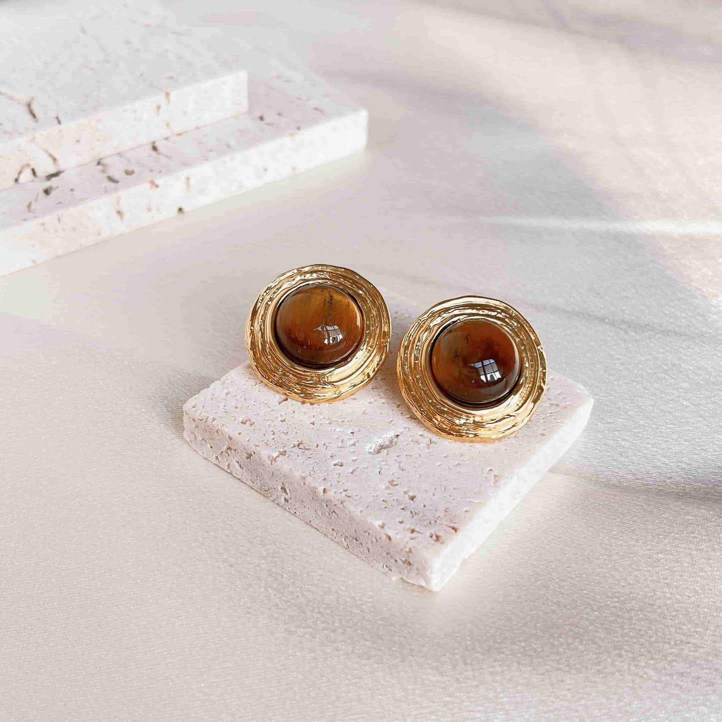 A Feng Shui Tiger-eye stone jewelry for you. The tiger-eye is known as the stone of self-confidence! Material: S925 silver pins, tigerite and copper plated with 18K gold. Weight: 15g/pair Dimensions:2.5cm*2.5cm
