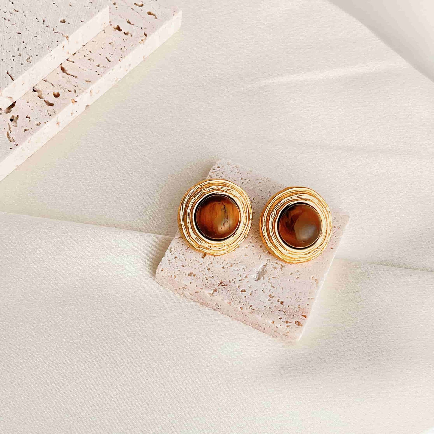 A Feng Shui Tiger-eye stone jewelry for you. The tiger-eye is known as the stone of self-confidence! Material: S925 silver pins, tigerite and copper plated with 18K gold. Weight: 15g/pair Dimensions:2.5cm*2.5cm