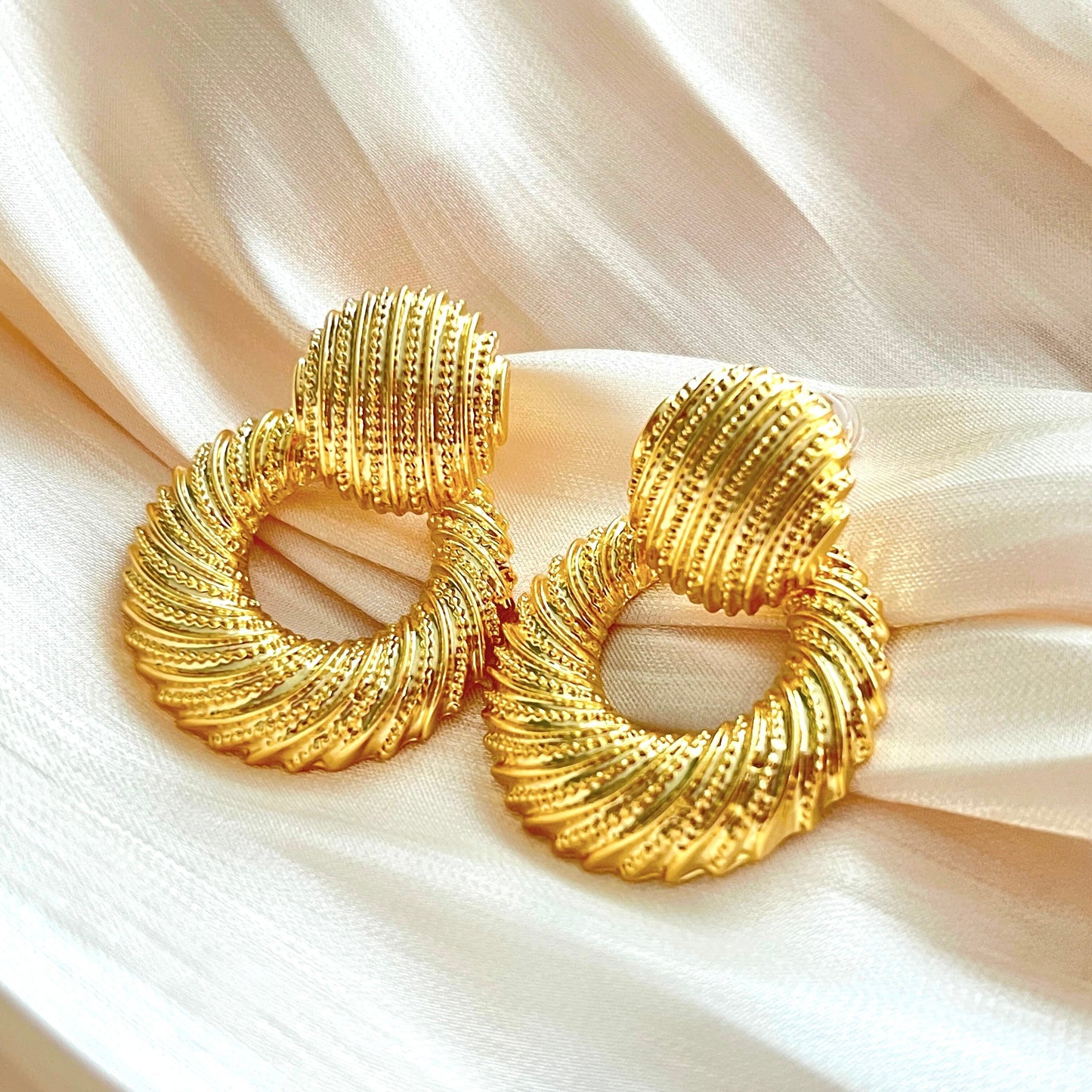 Elegant and Beautiful Light Gold Tweed Pattern Round Earrings, 18K Gold-Plated.