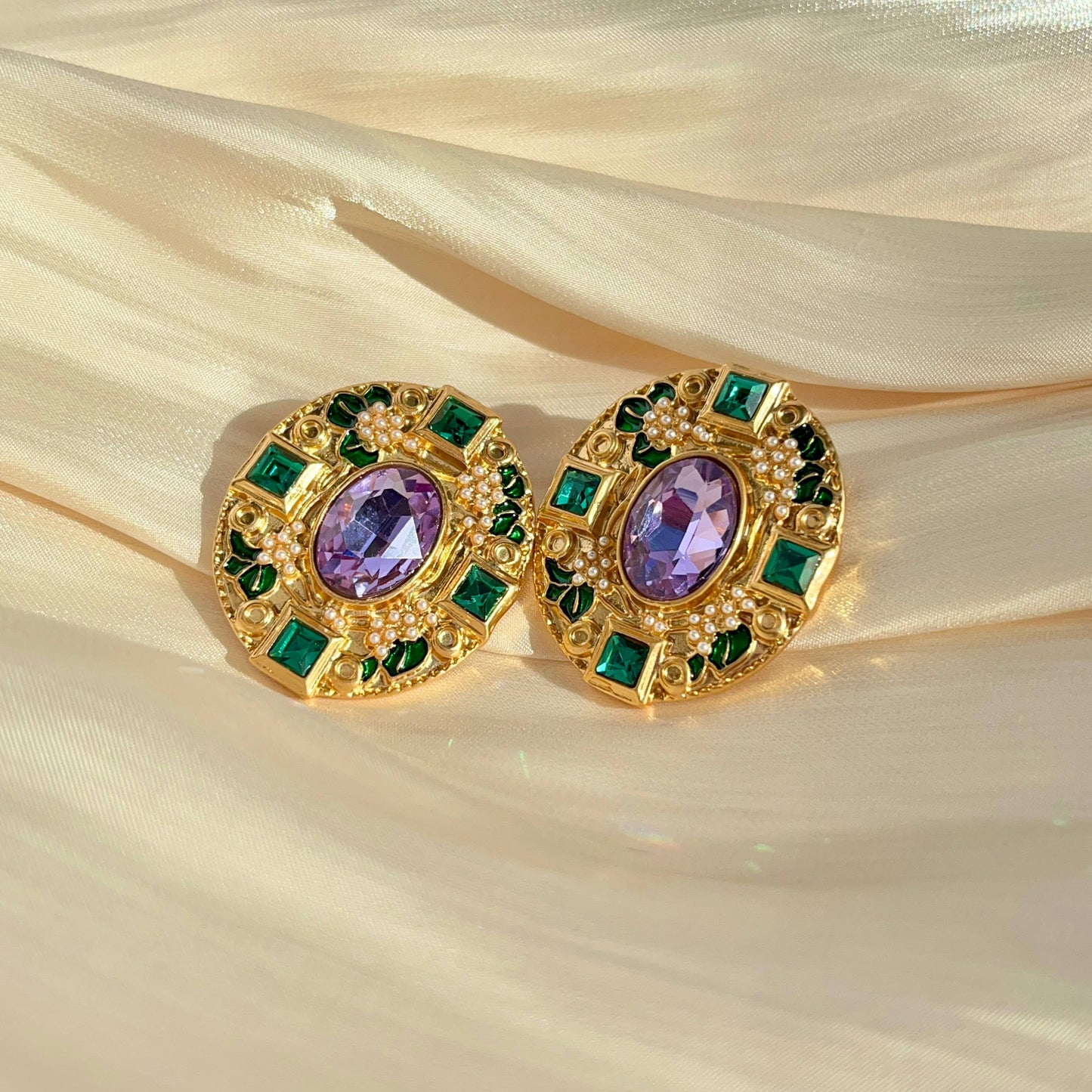 Indulge in opulent elegance with our exquisite gold Baroque-style earrings, a testament to timeless beauty and intricate craftsmanship