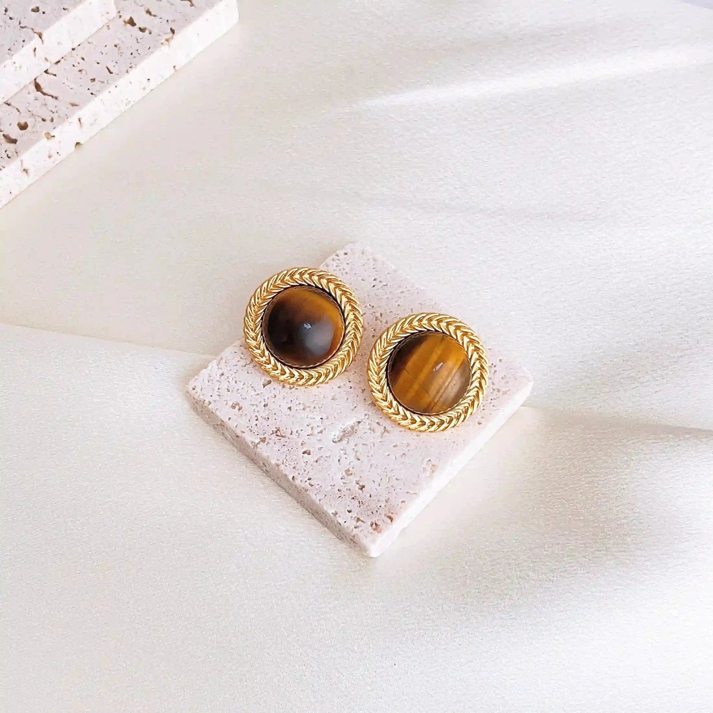 A Feng Shui Tiger-eye stone jewelry for you. The tiger-eye is known as the stone of self-confidence! Material: S925 silver pins, tigerite and copper plated with 18K gold. Weight: 13.1g/pair Dimensions:2.3cm*2.3cm