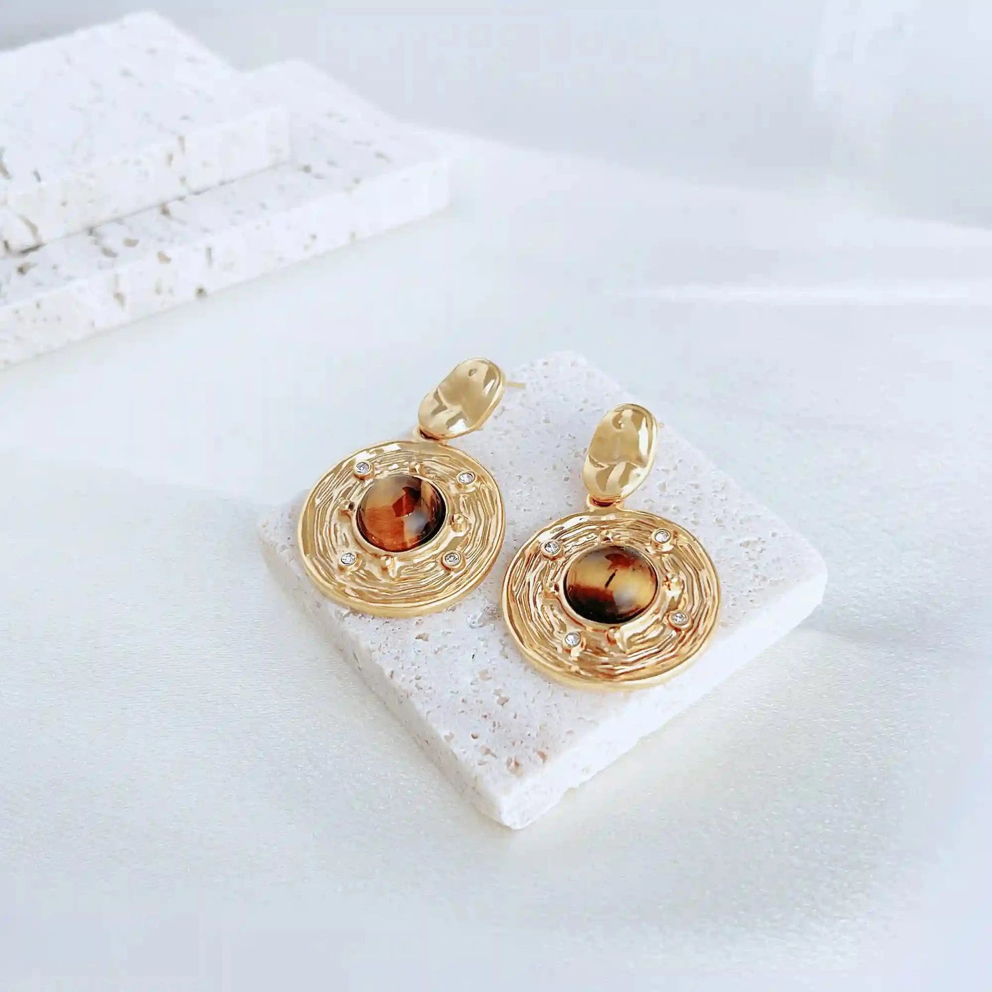 A Feng Shui Tiger-eye stone jewelry for you. The tiger-eye is known as the stone of self-confidence! Material: S925 silver pins, tigerite and copper plated with 18K gold, zircon Weight: 15.4g/pair Dimensions:3.9cm*2.5cm