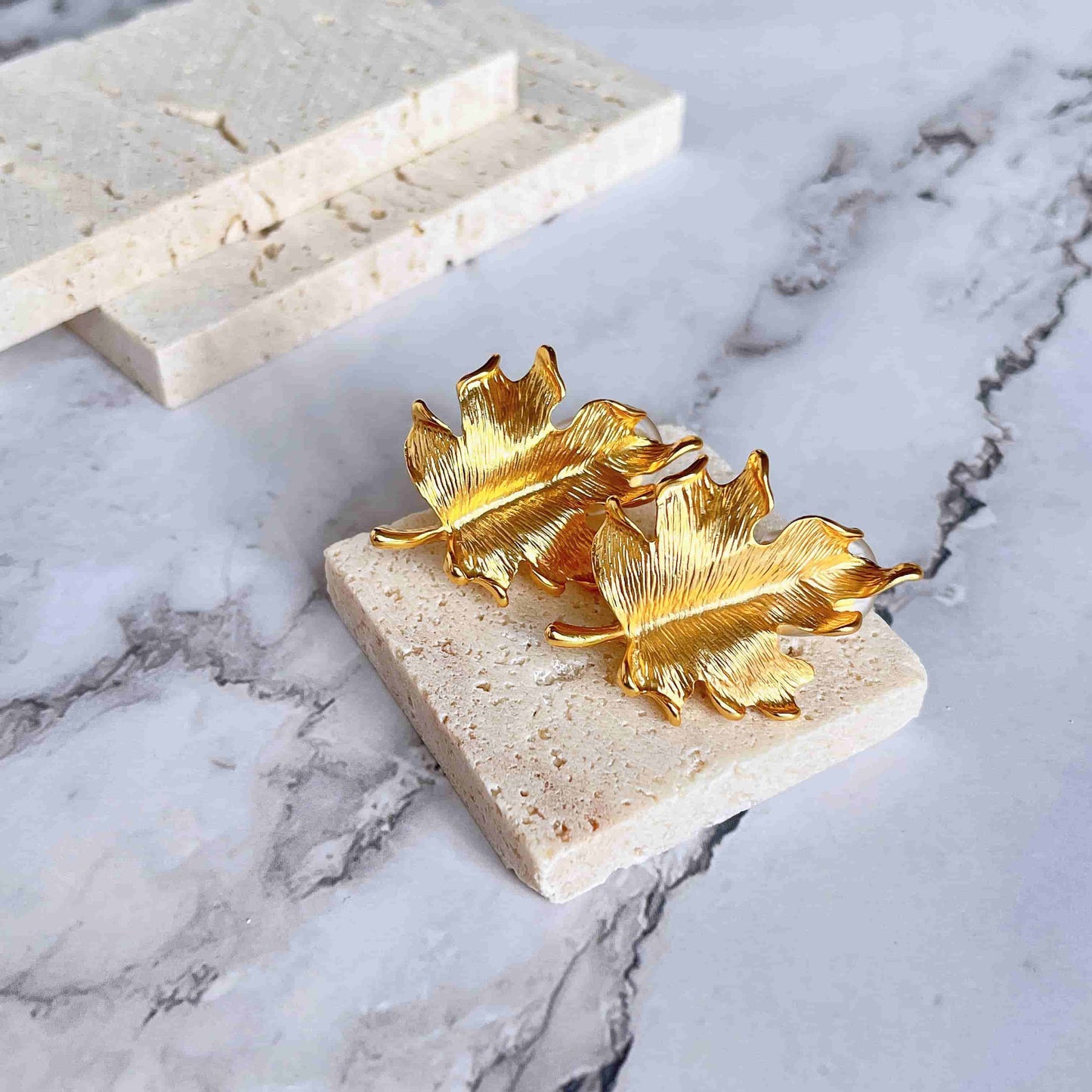 Gold vintage maple leaf clip-on earrings. Material: copper plated with 18K gold. Weight: 15.9g/pair Dimensions:4cm*3cm