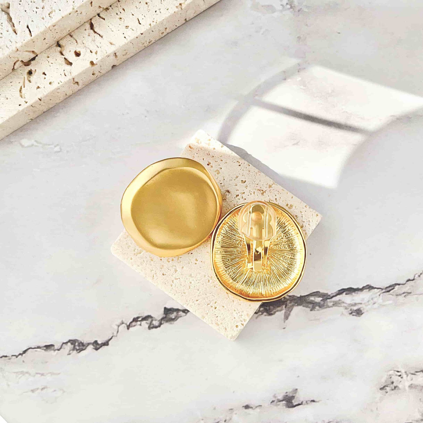 Vintage simple style clip-on earrings. Material: copper plated with 18K gold, silver. Weight: 18g/pair Dimensions:3cm*3.2cm