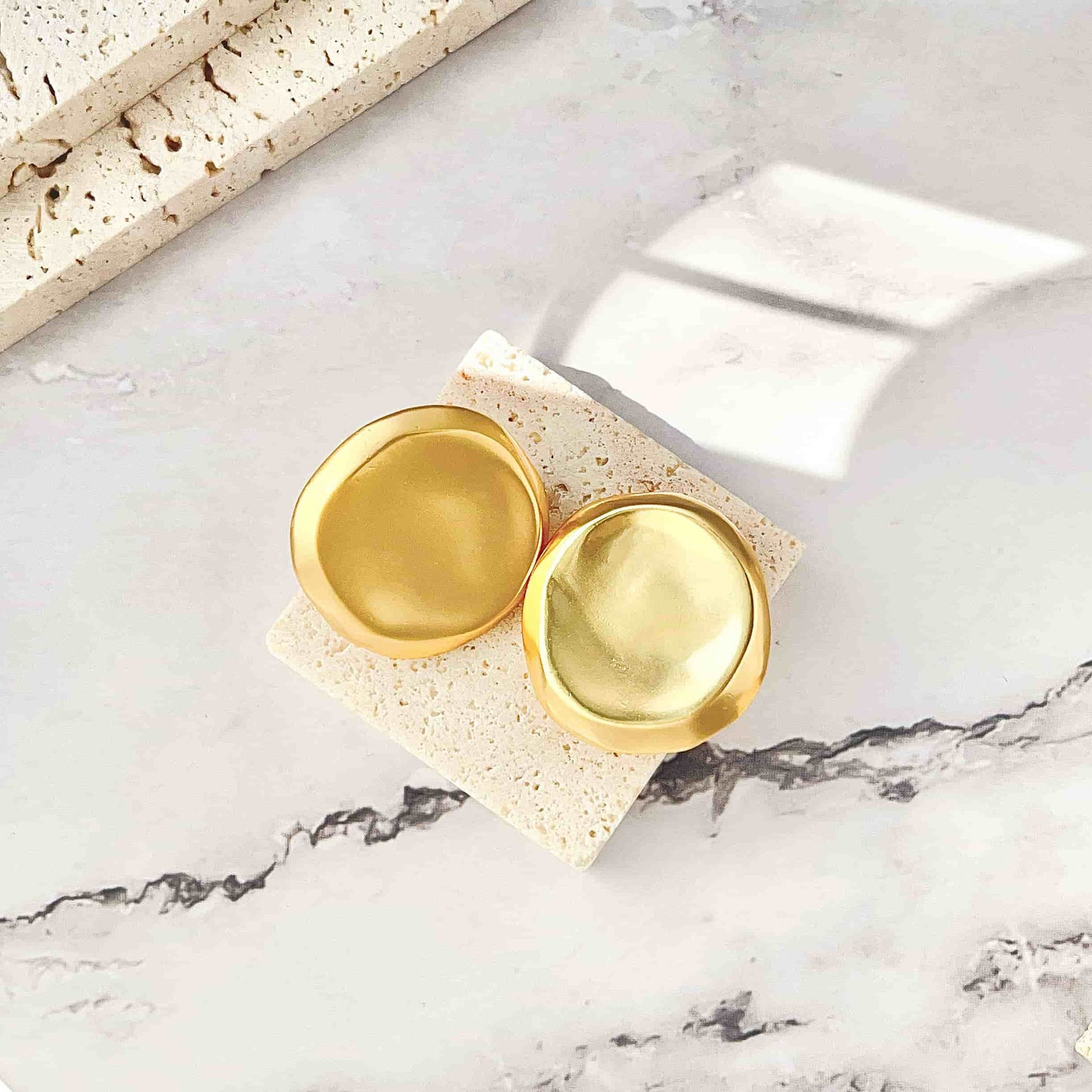 Vintage simple style clip-on earrings. Material: copper plated with 18K gold, silver. Weight: 18g/pair Dimensions:3cm*3.2cm