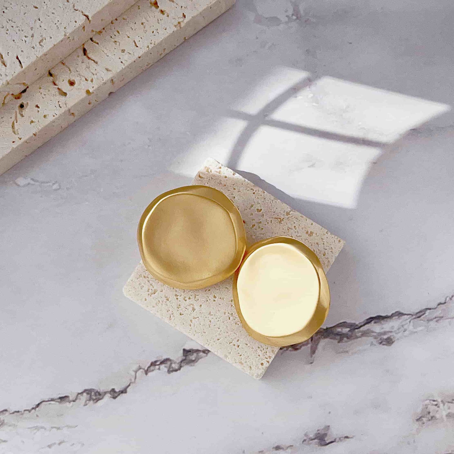 Vintage simple style clip-on earrings. Material: copper plated with 18K gold, silver. Weight: 18g/pair Dimensions:3cm*3.2cm