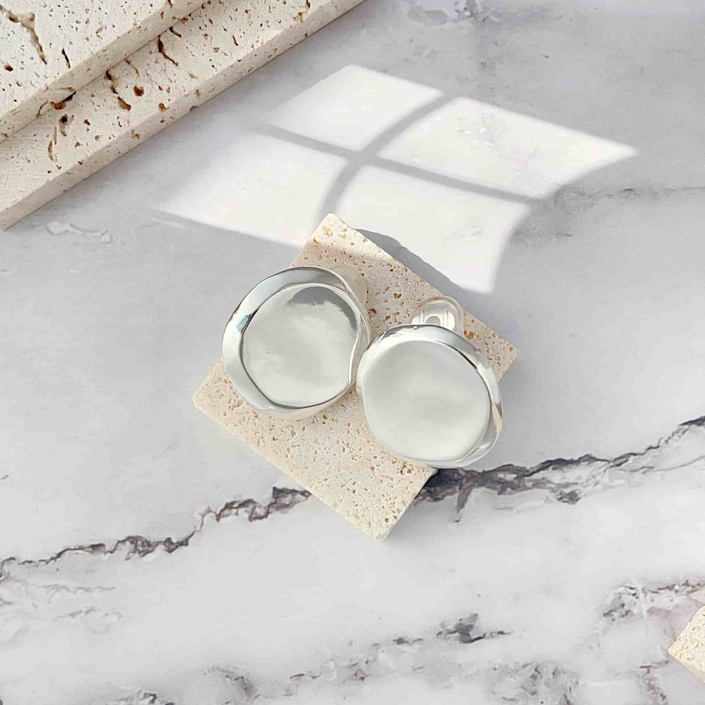 Vintage simple style clip-on earrings. Material: copper plated with 18K gold, silver. Weight: 18g/pair Dimensions:3cm*3.2cm
