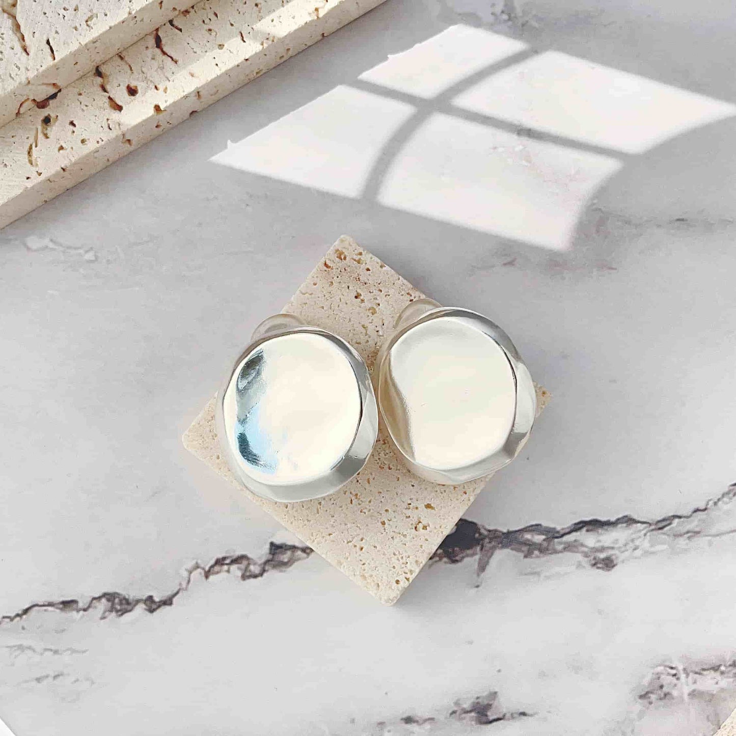 Vintage simple style clip-on earrings. Material: copper plated with 18K gold, silver. Weight: 18g/pair Dimensions:3cm*3.2cm