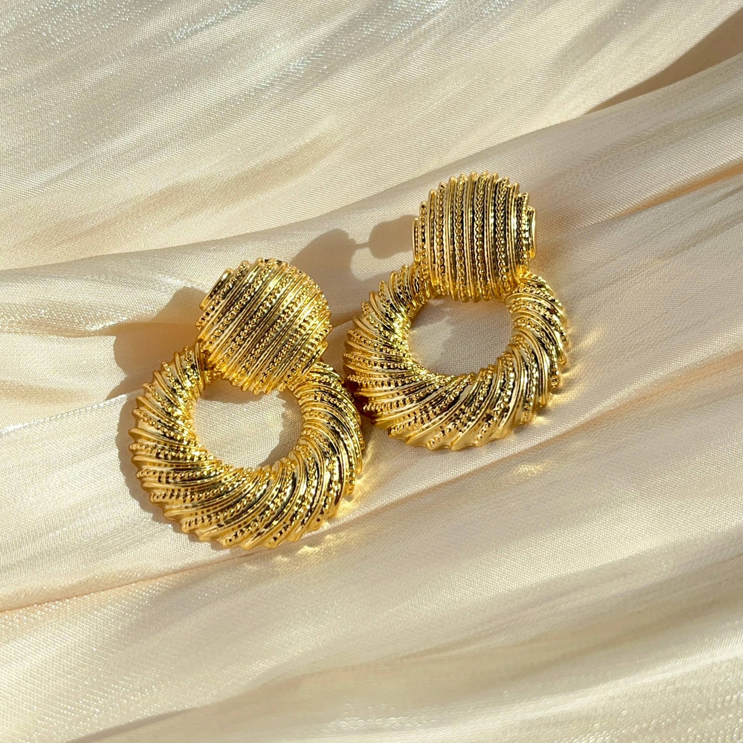Elegant and Beautiful Light Gold Tweed Pattern Round Earrings, 18K Gold-Plated.