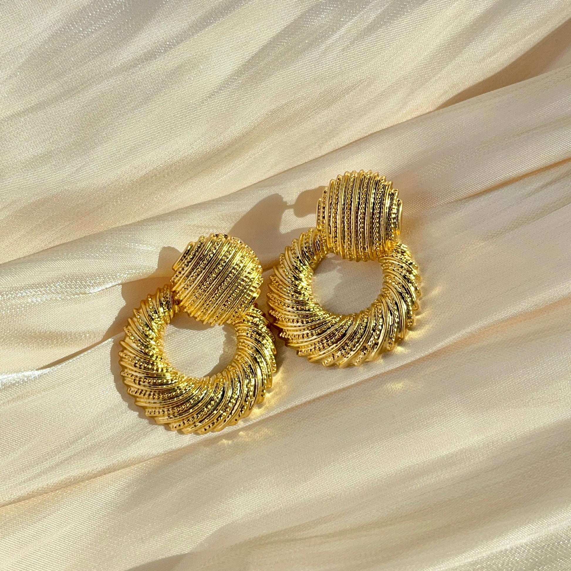 Elegant and Beautiful Light Gold Tweed Pattern Round Earrings, 18K Gold-Plated.