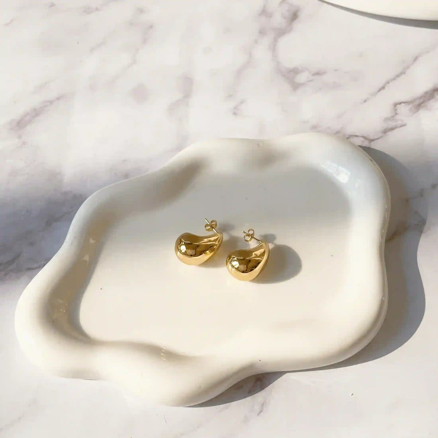 A SLEEK YET MODERN DESIGN WITH AN ELEGANT AESTHETIC, 18k Gold Plated, Stainless Steel, Hypoallergenic Material, Waterproof, Tarnish Free
