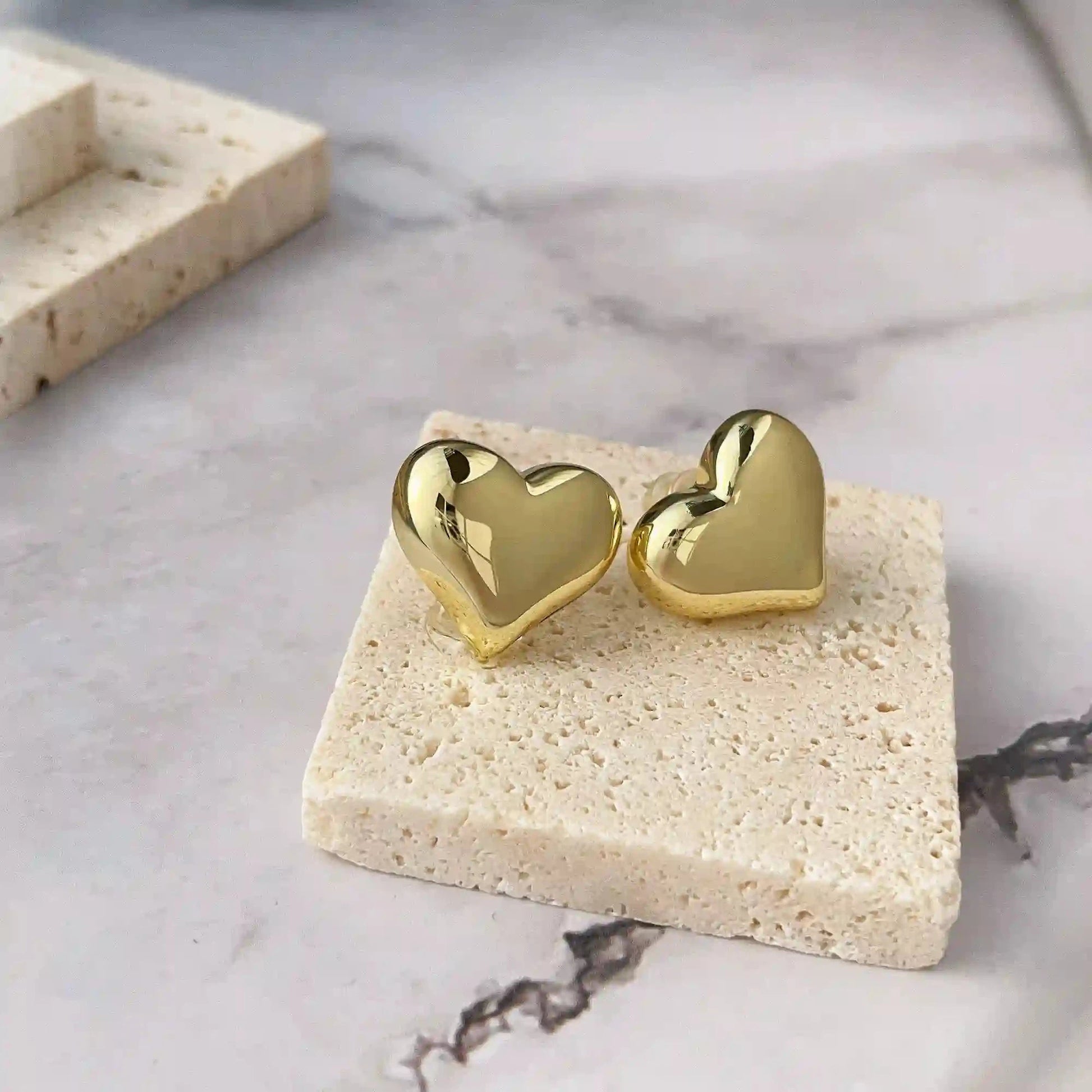 Versatile gold heart shaped earrings. Material：S925 silver pins, copper plated with 14K gold. Weight：7.1g / pair Dimensions：2cm*1.7cm