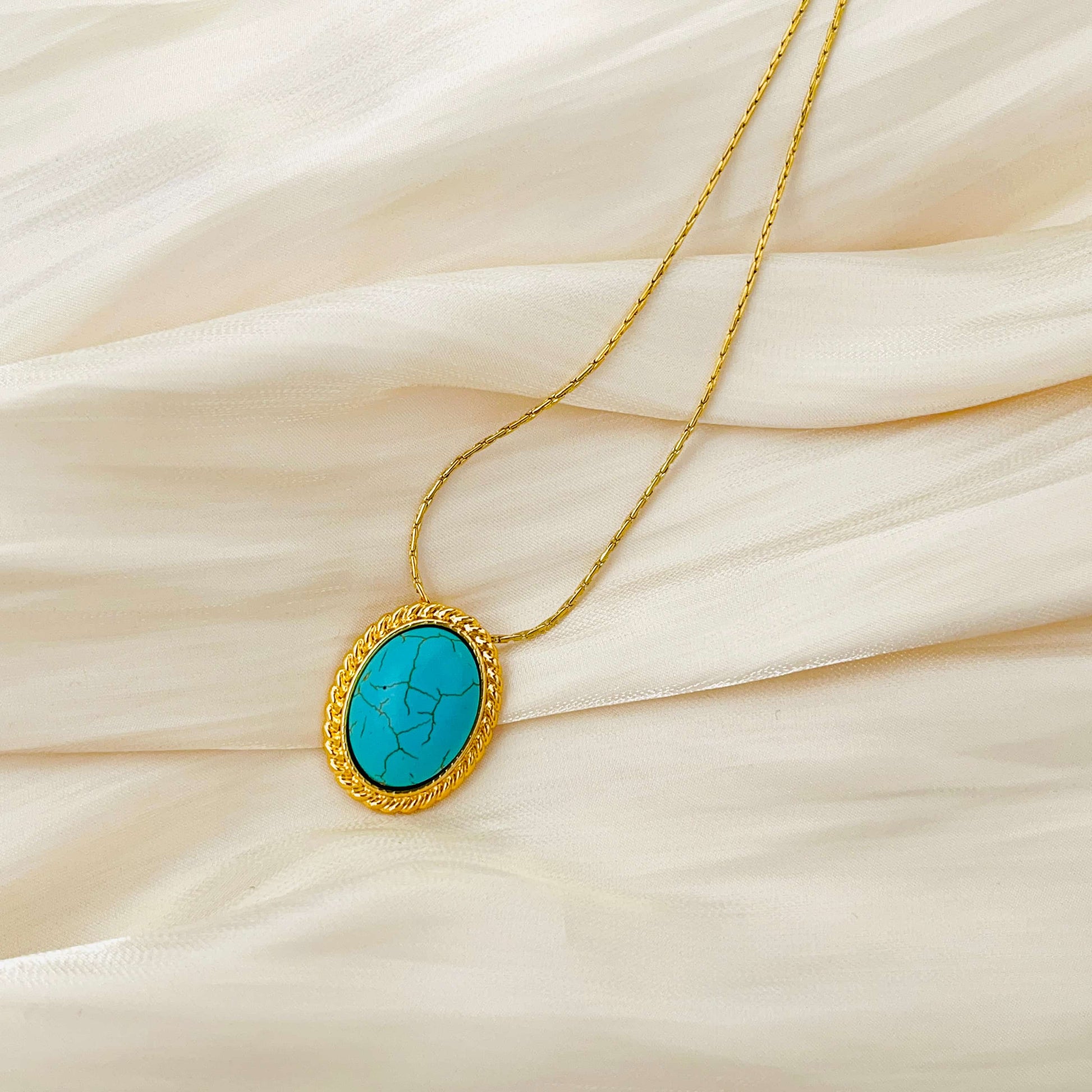 A simple and versatile everyday classical turquoise necklace.