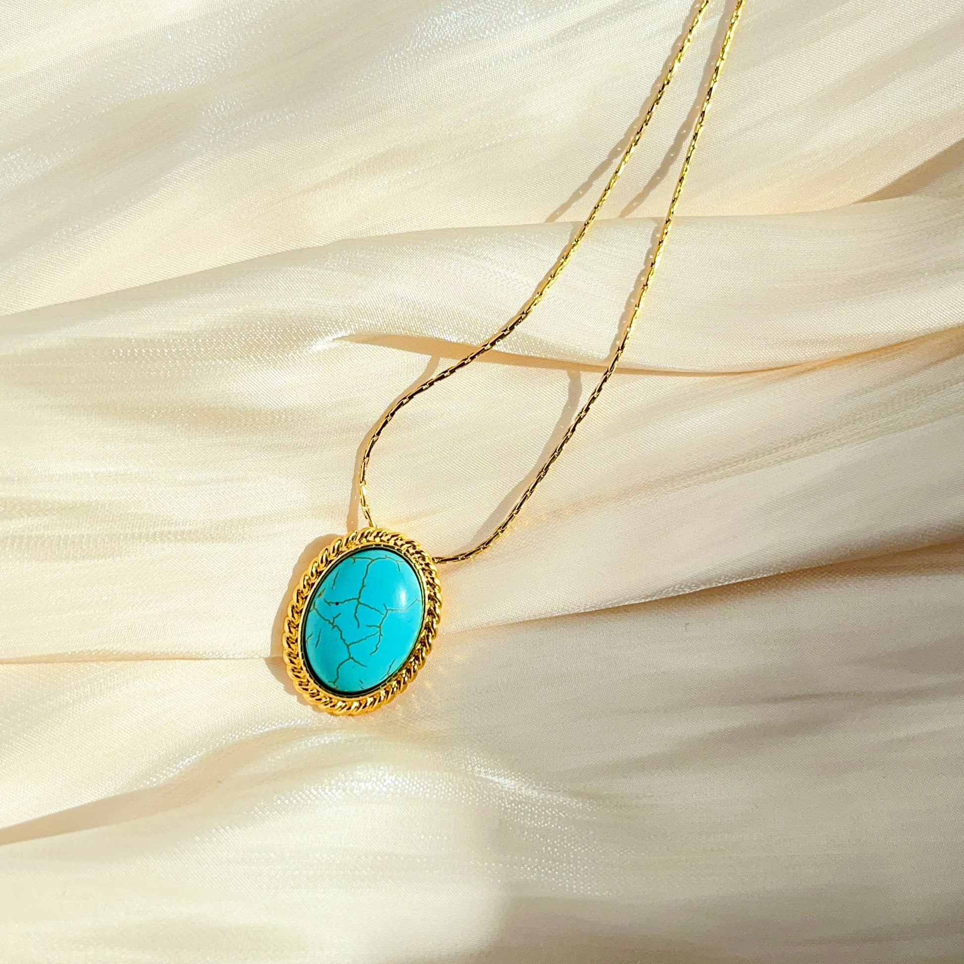 A simple and versatile everyday classical turquoise necklace.