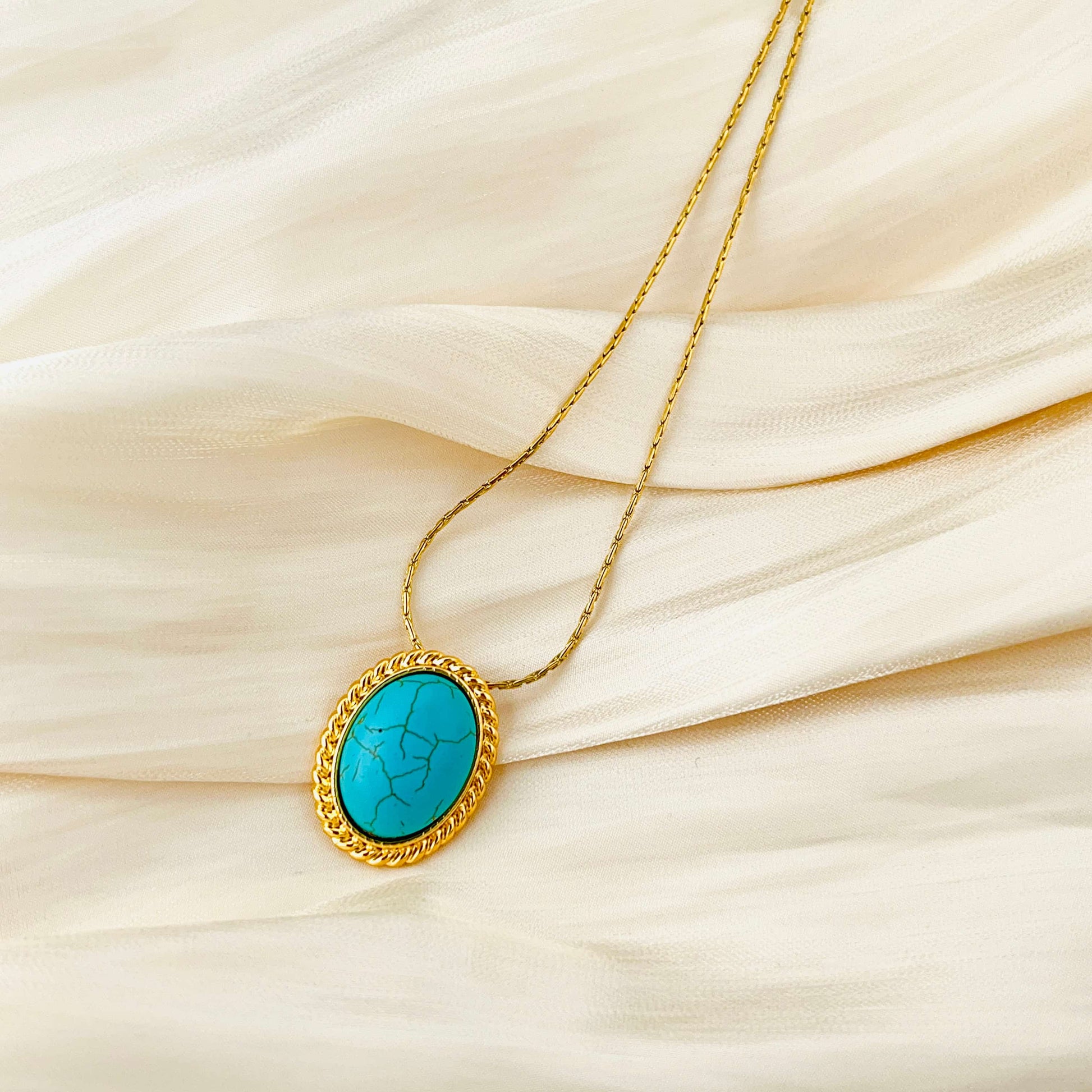 A simple and versatile everyday classical turquoise necklace.