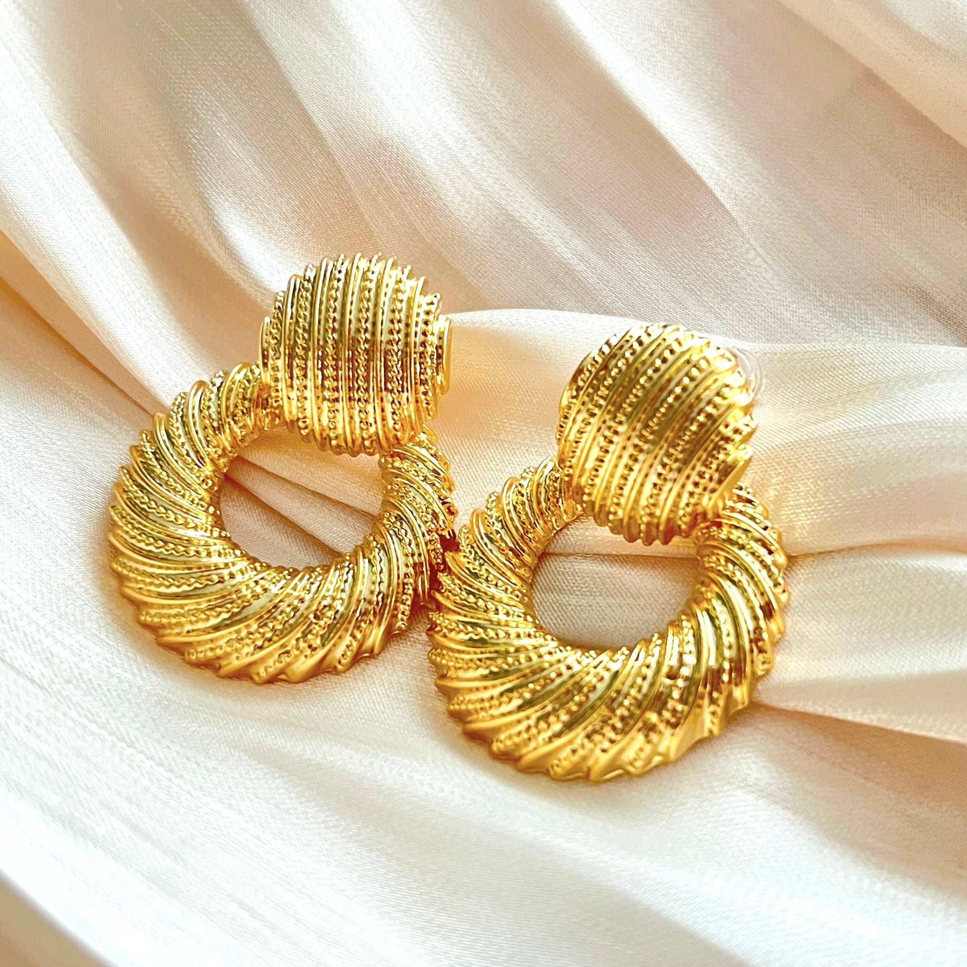 Elegant and Beautiful Light Gold Tweed Pattern Round Earrings, 18K Gold-Plated. 