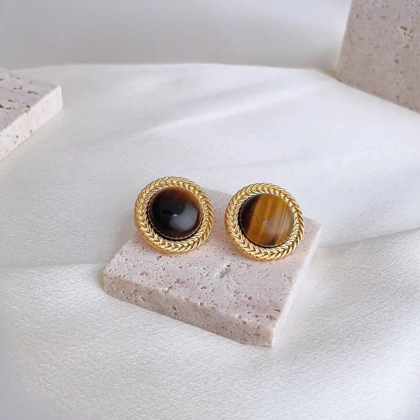 A Feng Shui Tiger-eye stone jewelry for you.  The tiger-eye is known as the stone of self-confidence! Material: S925 silver pins, tigerite and copper plated with 18K gold. Weight: 13.1g/pair Dimensions：2.3cm*2.3cm