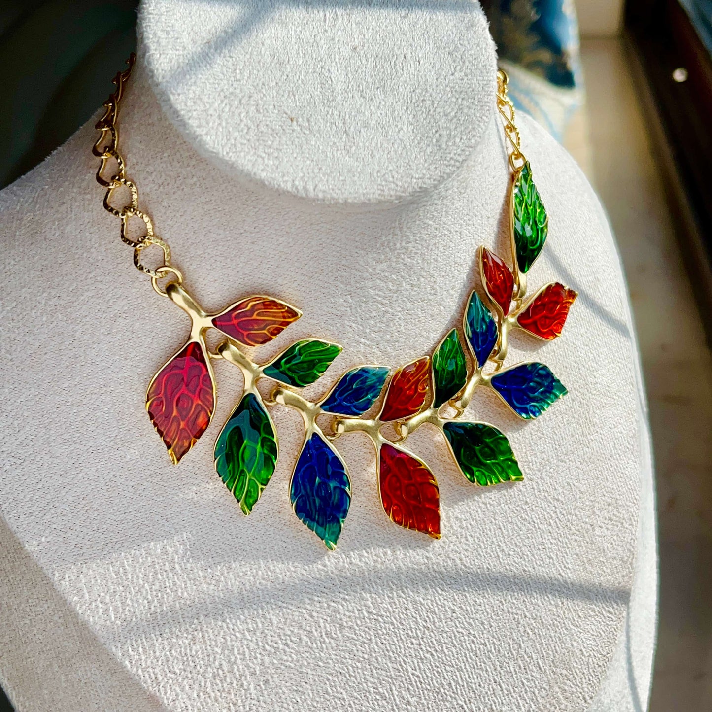 A Unique Colored Dripped Glaze Leaf Necklace, Standing Out in the Crowd.