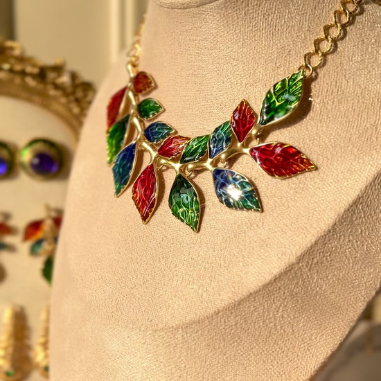 A Unique Colored Dripped Glaze Leaf Necklace, Standing Out in the Crowd.