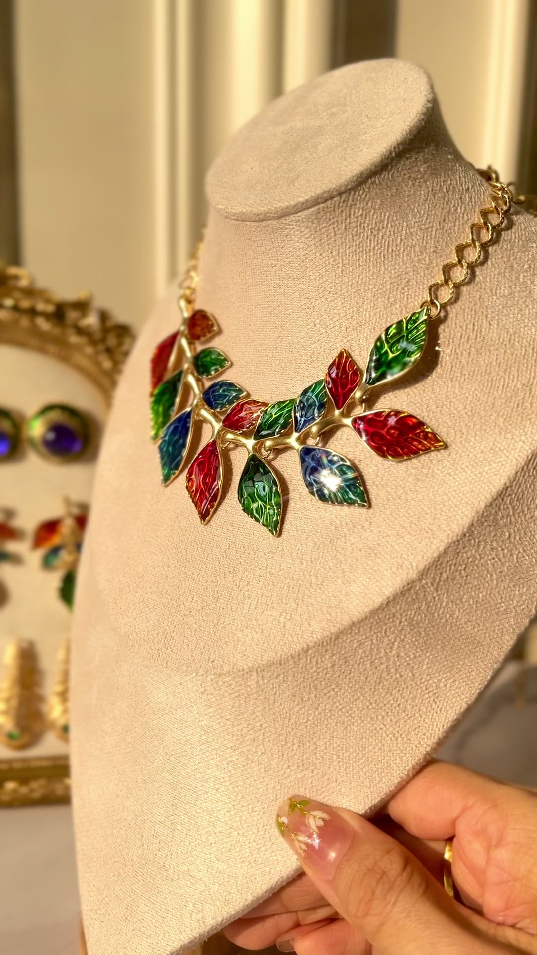 A Unique Colored Dripped Glaze Leaf Necklace, Standing Out in the Crowd.